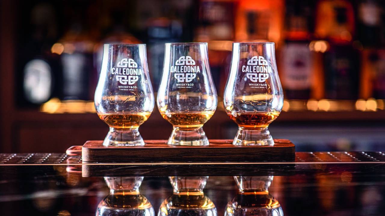 Copos de cerveja do bar Caledonia Whisky & Co