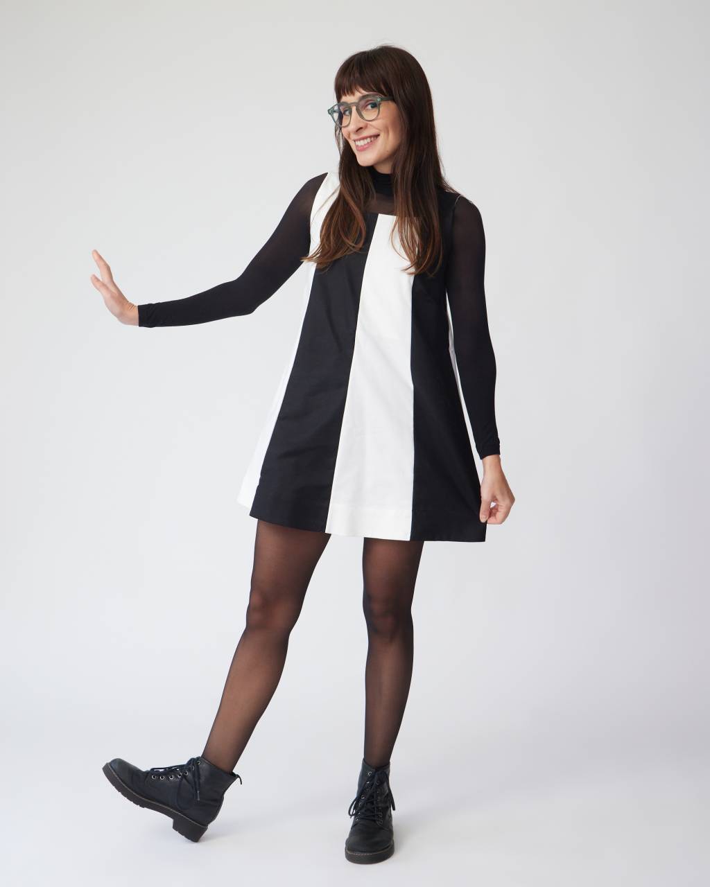 Camila Fremder Crédito Jéssica Pauleto-Divulgação (3) Mulher branca de franja sorri e veste vestido preto e branco
