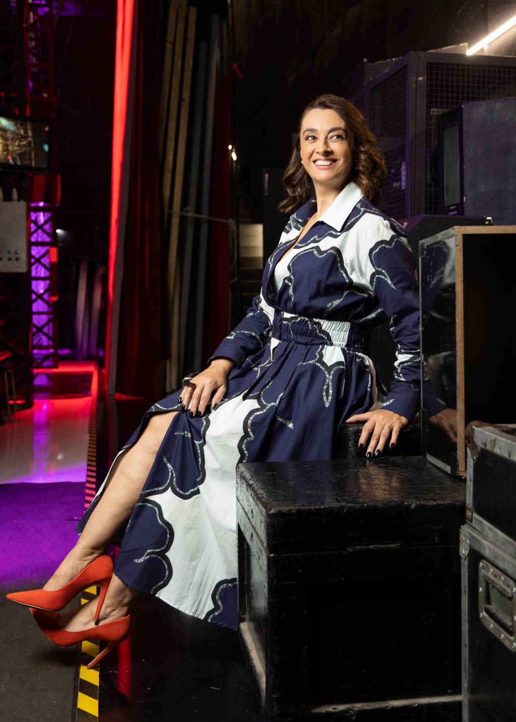Catia Fonseca Crédito Leo Martins-VejaSP (12) Mulher branca posa sentada com vestido azul e branco, sorri e coloca uma mão no rosto