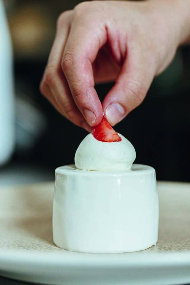 Le Cordon Bleu Café Mão colocando morango no entremet de morango e mascarpone