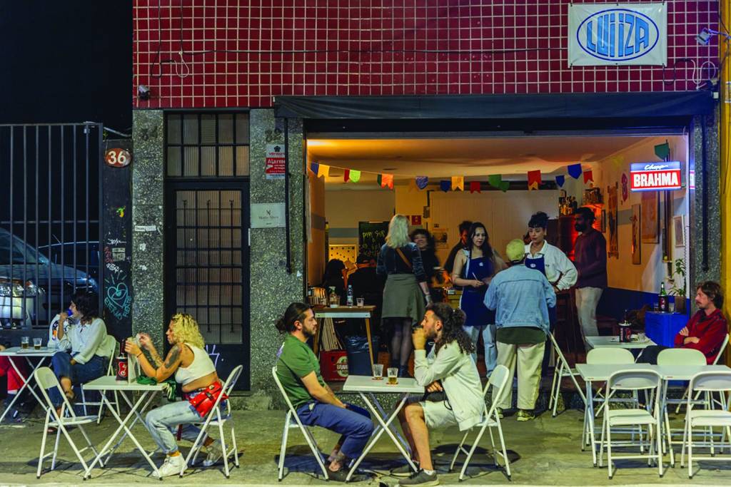 Luiiza Bar, com cerveja em garrafa e mesa de sinuca, tem calçada agitada na Barra Funda