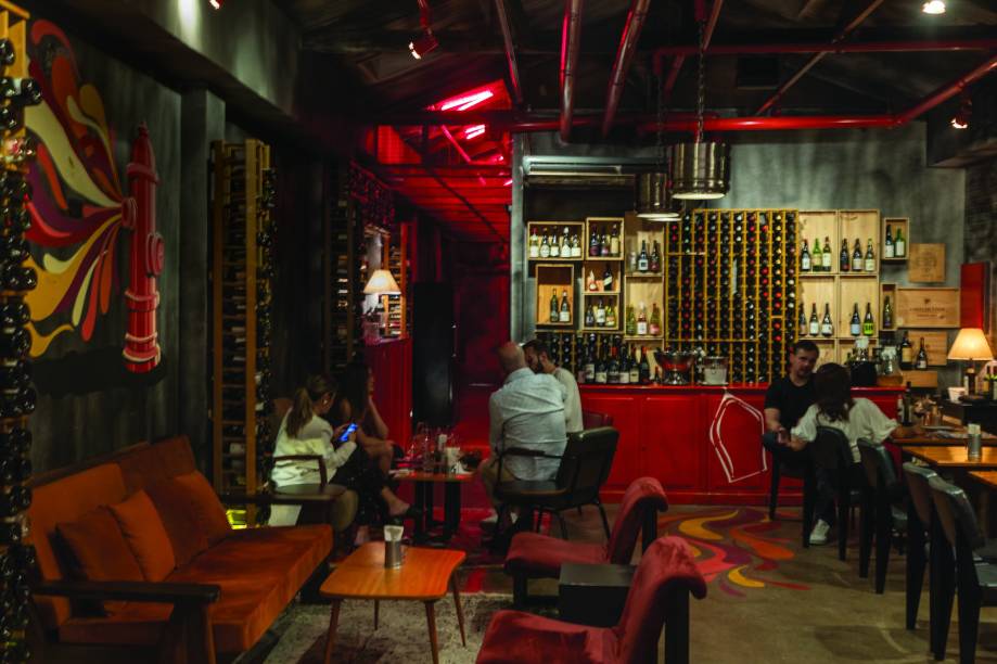 Salão do Saída de Emergência: na Rua dos Pinheiros Salão do Saída de Emergência: na Rua dos Pinheiros