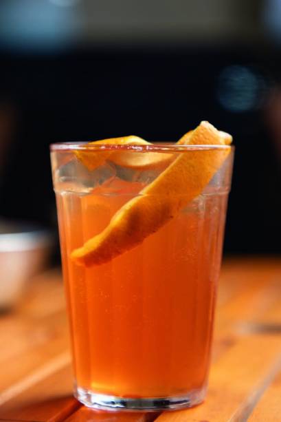 Sururu: drinque de Campari com infusão de maracujá, vermute tinto e tônica Sururu: drinque de Campari com infusão de maracujá, vermute tinto e tônica