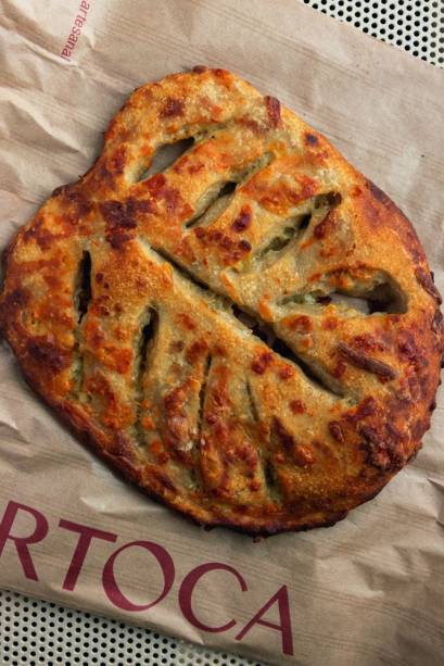 Martoca— Padaria Artesanal: fougasse de queijosminas padrão, azul e provolone Martoca— Padaria Artesanal: fougasse de queijosminas padrão, azul e provolone