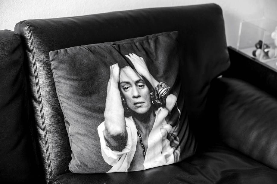 Na almofada, foto da atriz Sônia Braga: clique de 1988 Na almofada, foto da atriz Sônia Braga: clique de 1988