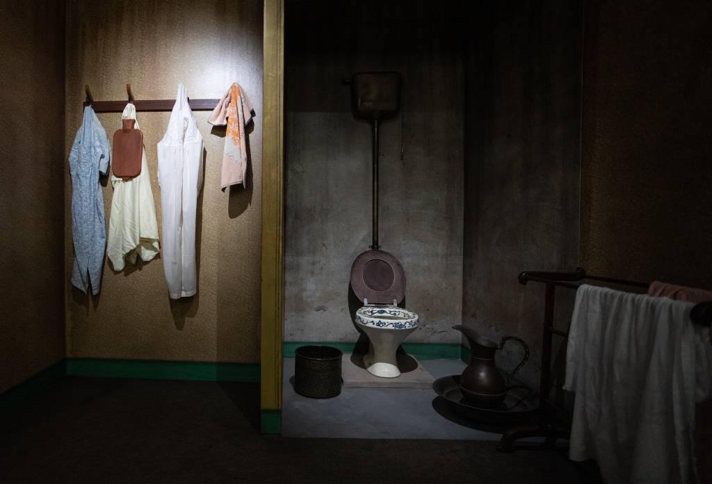 EXPOANNEFRANK20 Réplica de anexo secreto em mostra de Anne Frank na Unibes Cultural