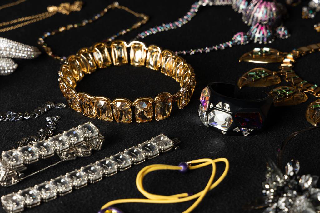 FLAVIASWAROVSKI26 Colares expostos em mesa preta