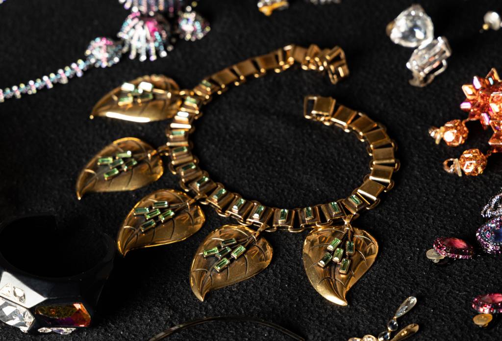 FLAVIASWAROVSKI27 Colar dourado com pontas em formato de folha