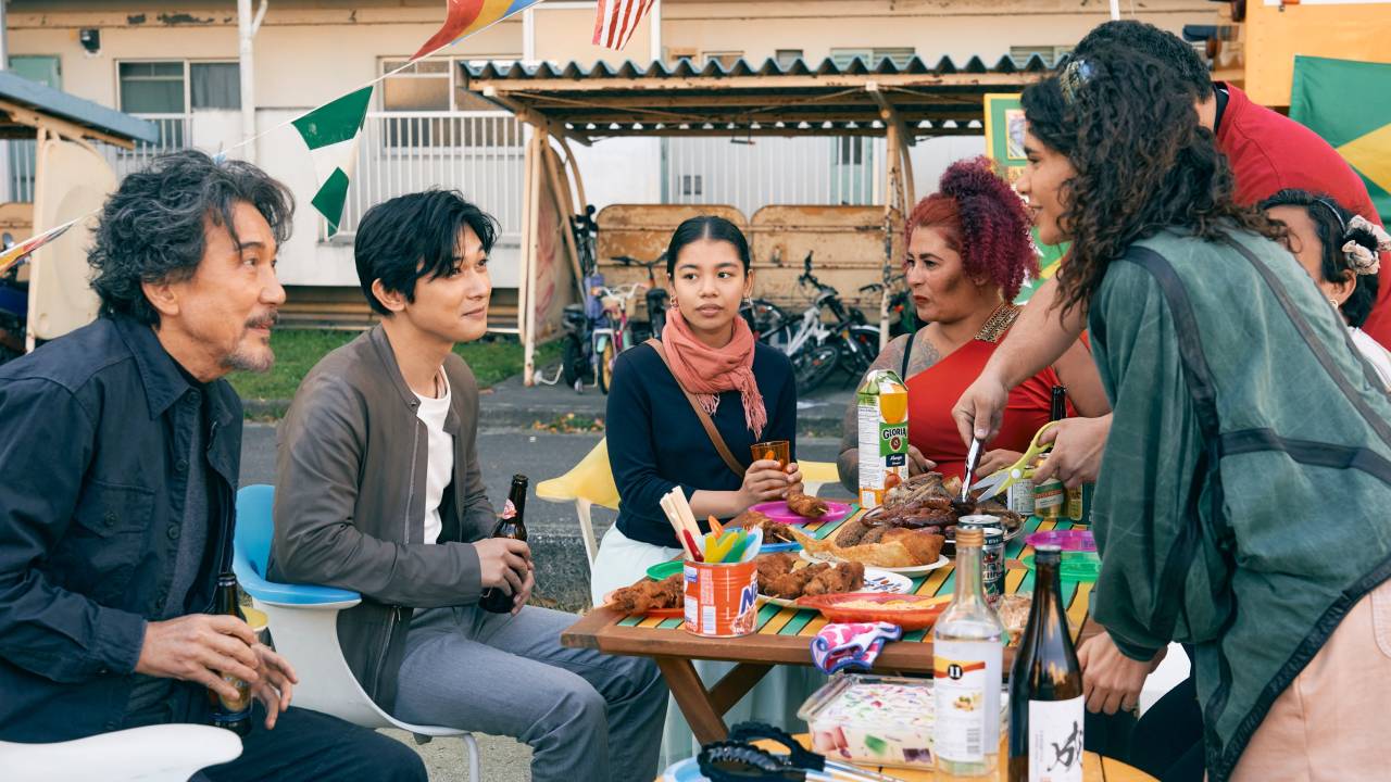 Cena de 'Família': Seiji com o filho Gaku (Ryo Yoshizawa) e comunidade brasileira