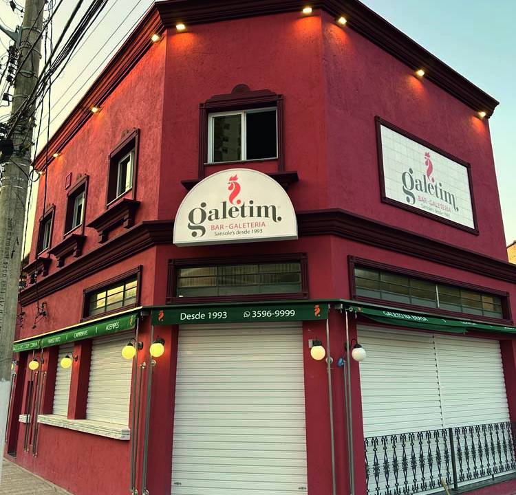 Fachada do prédio com nome da nova casa