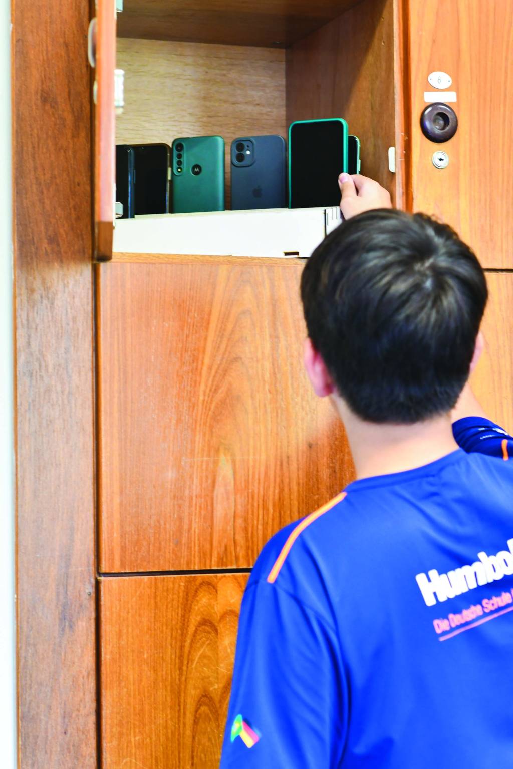 Escolas apertam o cerco contra o uso de celular