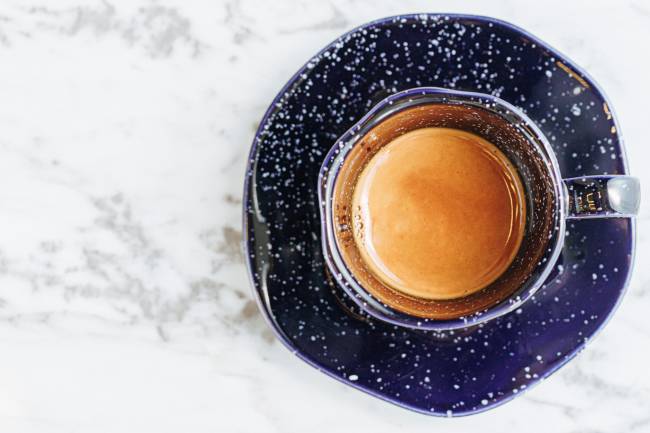 Xícara de café azul escura vista de cima