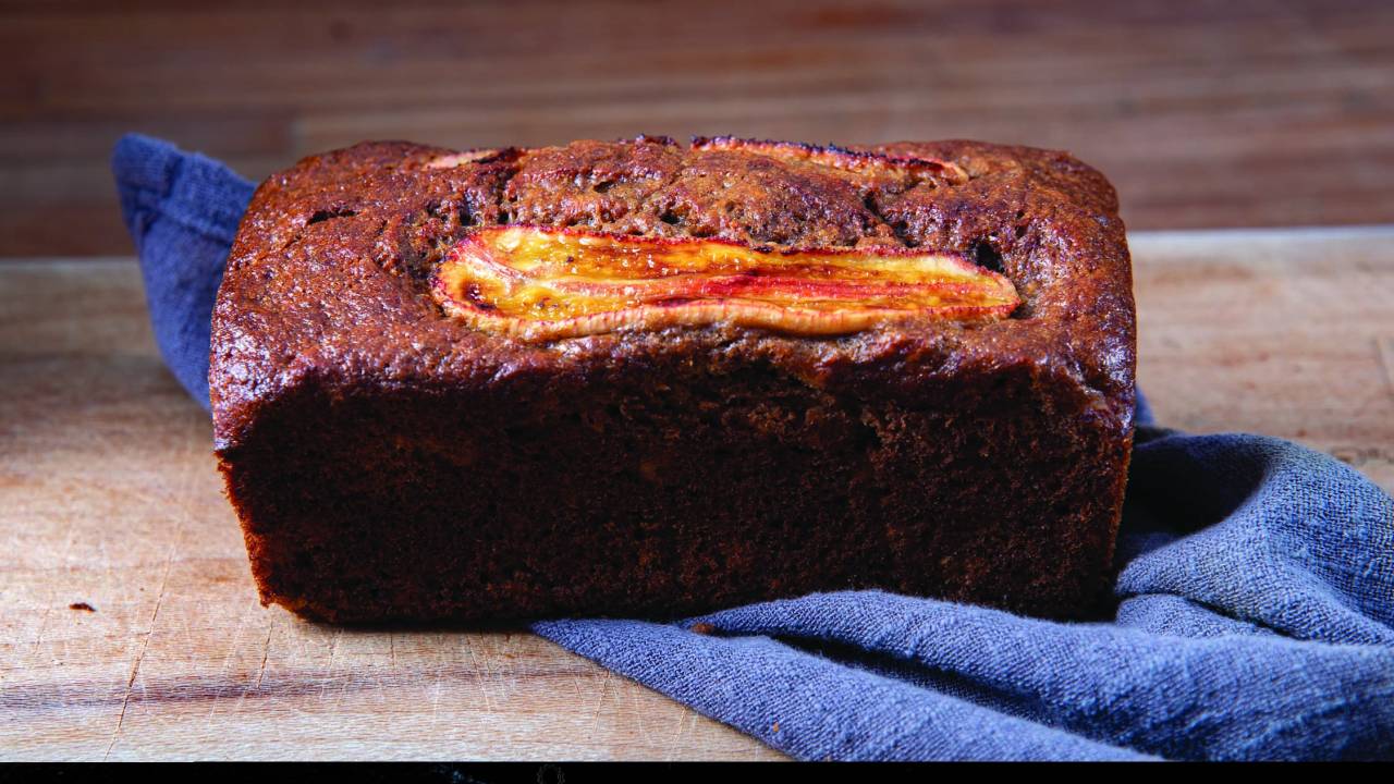 Bolo de banana em cima de um pano