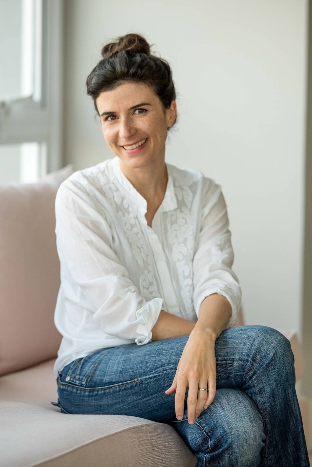 Otávia Sommavilla Crédito Henrique Peron-Divulgação (2) Mulher branca de coque sorri e veste camisa branca