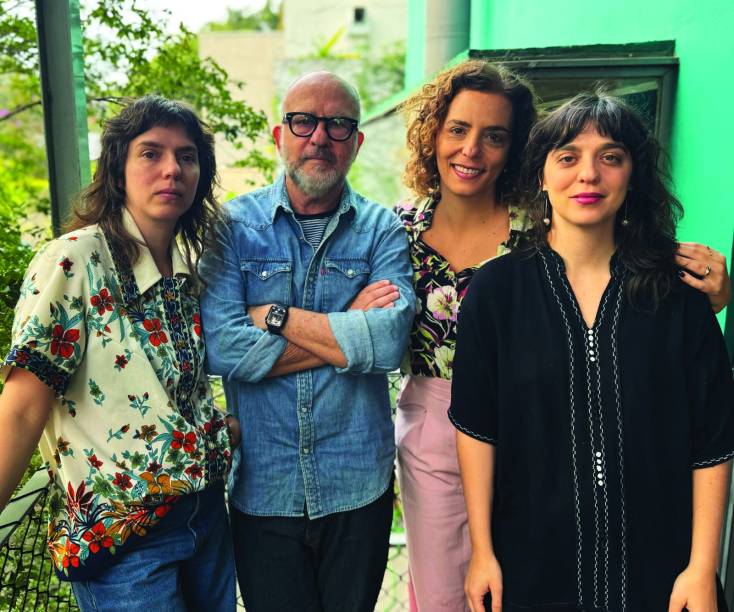 Bob com suas três filhas, no Dia dos Pais, no último domingo (11): Helena, Chica e Isabel (da esq. para a dir.) Bob com suas três filhas, no Dia dos Pais, no último domingo (11): Helena, Chica e Isabel (da esq. para a dir.)