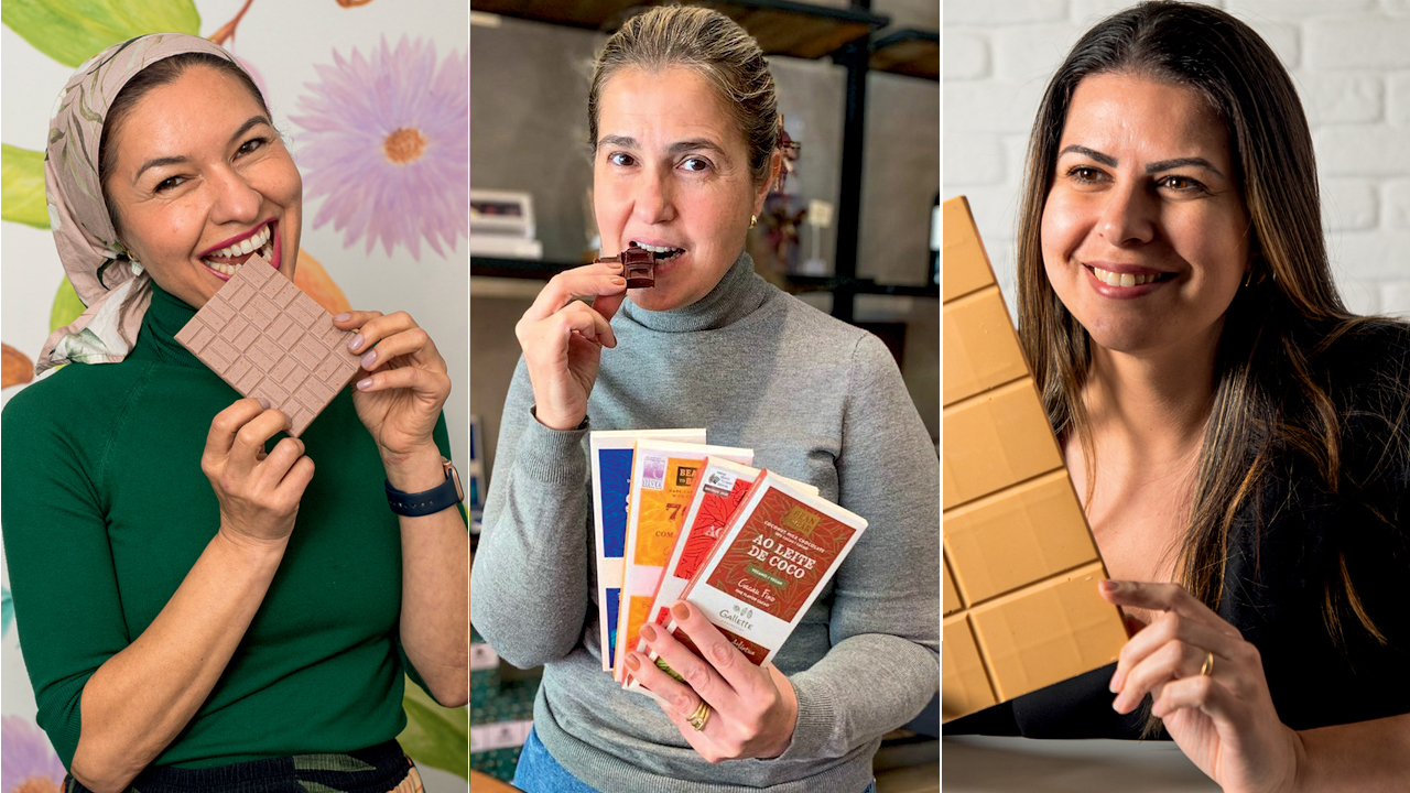 Três fotos verticais unidas por linha fina branca. À esquerda, mulher sorrindo mordendo barra de chocolate inteira pela ponta. Ao centro, mulher segurando diversas barras de chocolate embaladas enquanto come um pedaço. À esquerda, mulher sorrindo segurando barra de chocolate desembalada.