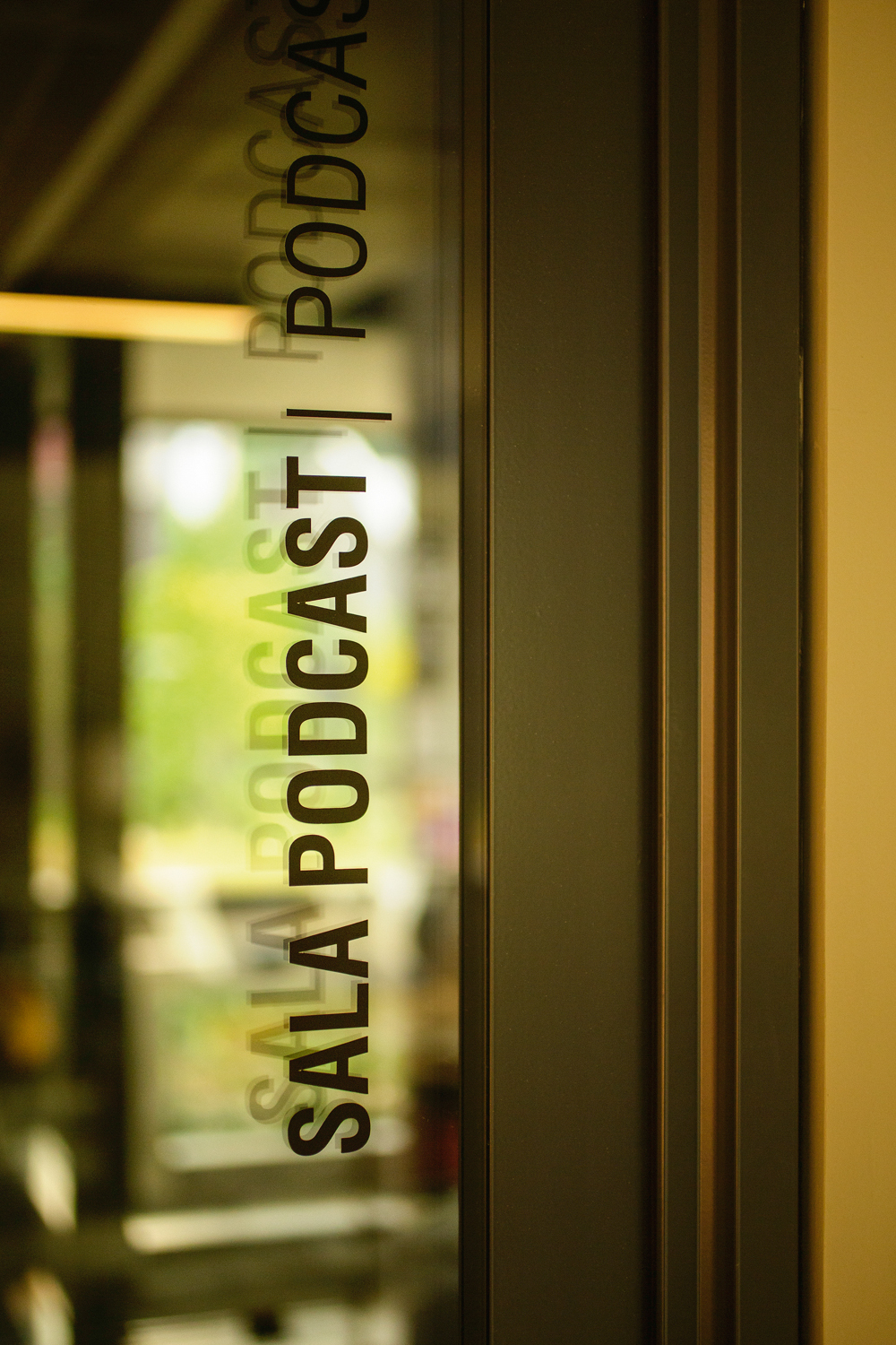 0375 Espacos de Coworking Edifiicio Ayra.jpg Vidraça com o título