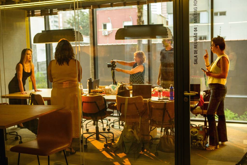 0377 Espacos de Coworking Edifiicio Ayra .jpg Pessoas fotografam dentro de sala de reunião