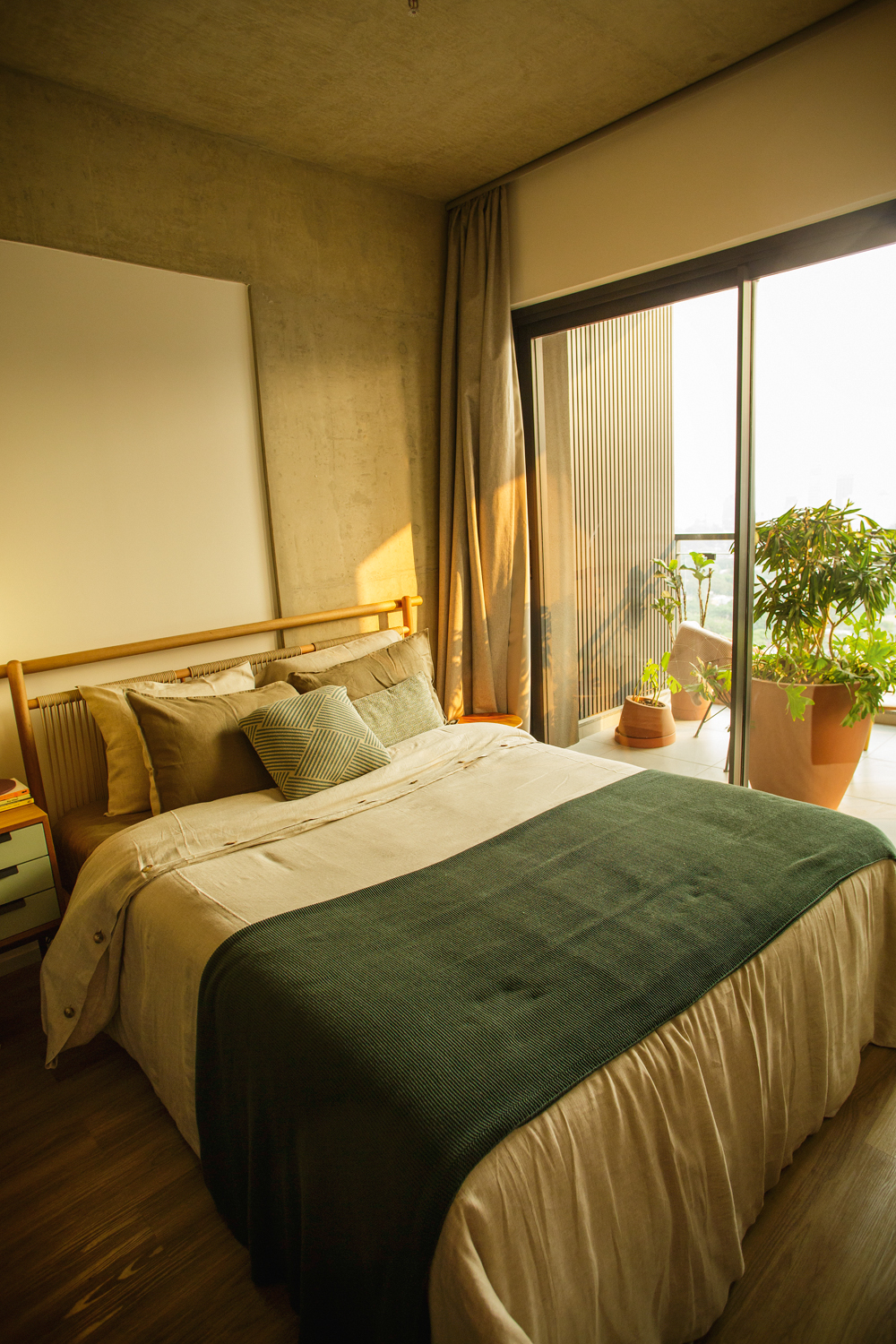 0397 Apartamento Edificio Ayra.jpg Cama de casal em apartamento mobiliado com varanda