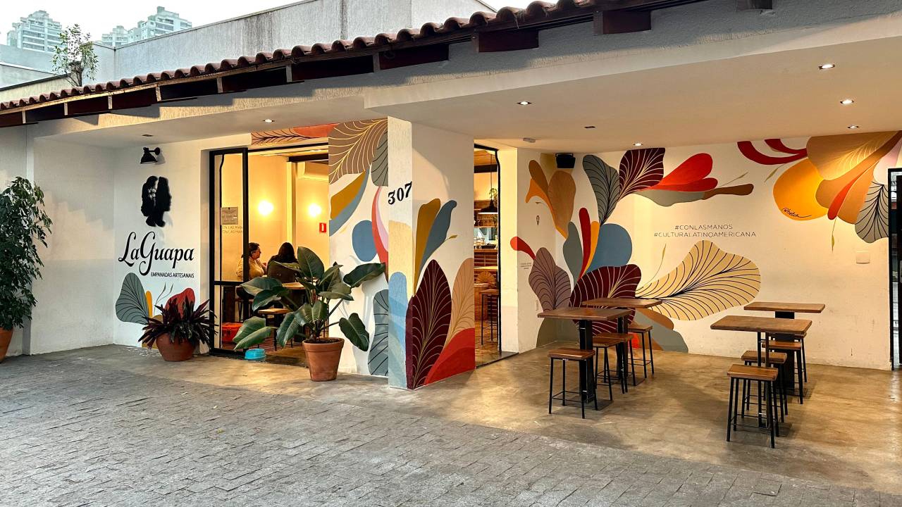 Fachada da loja pintada com cores e desenhos pela artista