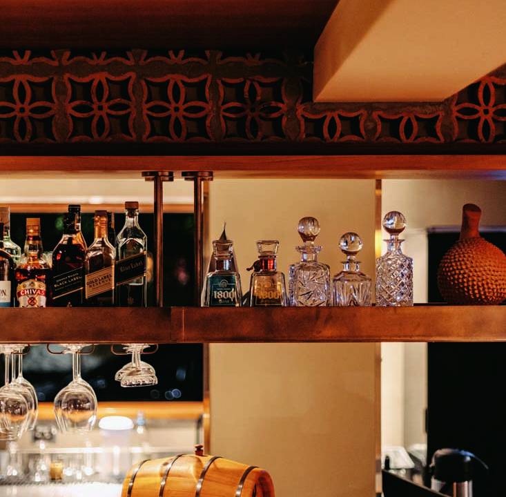 Decoração do bar com taças e garrafas