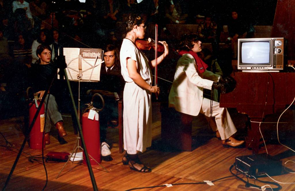 BOX AGUILAR AO LONGO DOS ANOS – ANOS 80 creÌdito Patricia Rousseaux_DivulgaçaÌo aguilar-banda-performatica-concerto-luvas-boxe
