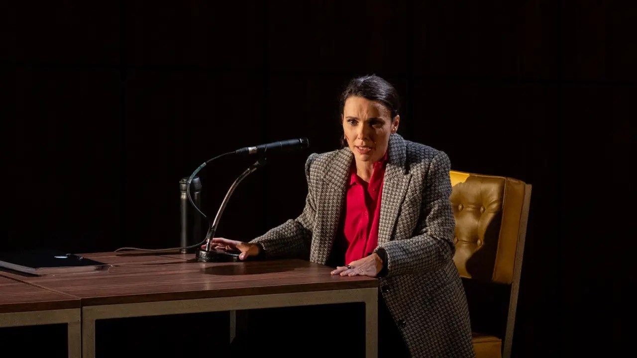 Montagem brasileira: Débora Falabella brilha como Tessa