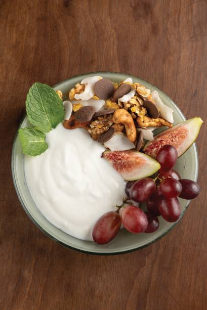 Corada: iogurte natural com frutas e mix de castanhas Corada: iogurte natural com frutas e mix de castanhas
