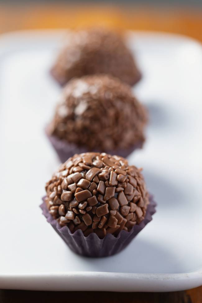 Brigadeiro do Zé – Belga Brigadeiros enfileirados em forminhas de cor marrom