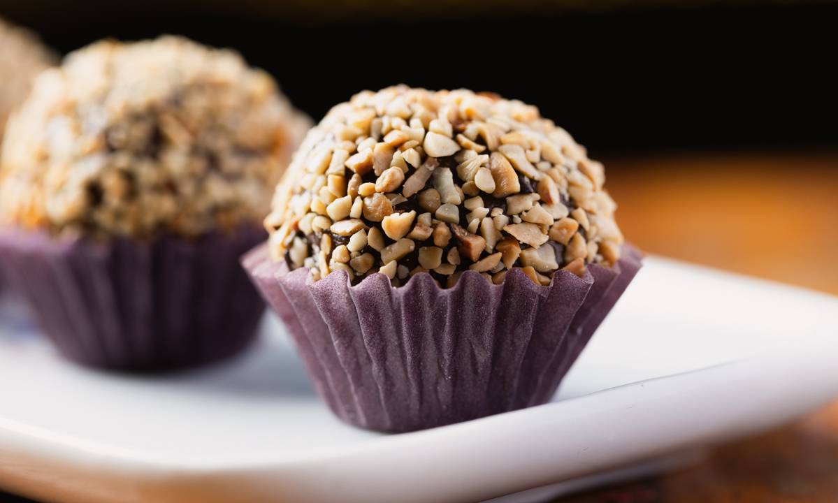 Brigadeiro com cobertura de castanha