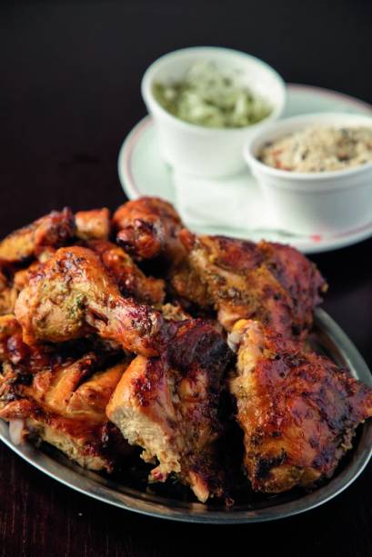 Galetim: galeto na brasa com cebolete e farofa Galetim: galeto na brasa com cebolete e farofa