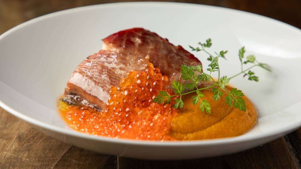 Peixe e acompanhamentos no prato branco