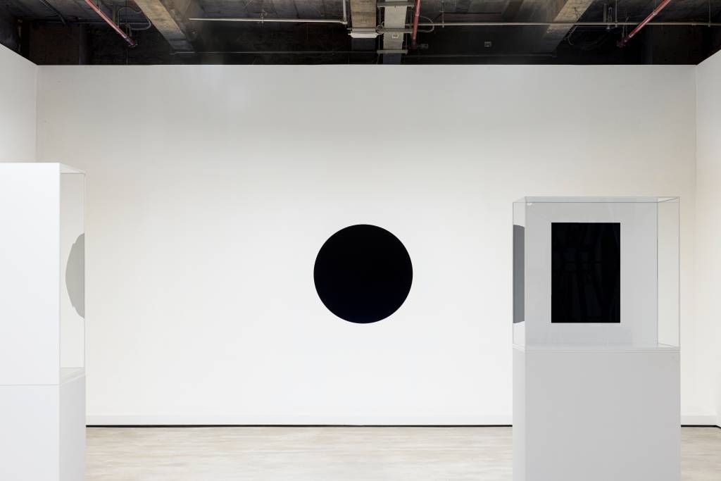Descent into Limbo and Non Object Black Crédito Joana França-Todos os direitos reservados, DACS-AUTVIS, 2024 Quadro preto em parede branca