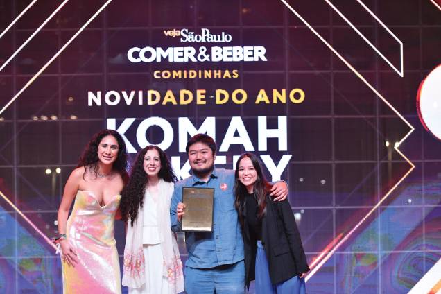Nos extremos, as jornalistas Gabriela Del’Moro e Beatriz Imagure, ladeando Gabrielly Azevedo e Daniel Park, da Komah Bakery Nos extremos, as jornalistas Gabriela Del’Moro e Beatriz Imagure, ladeando Gabrielly Azevedo e Daniel Park, da Komah Bakery
