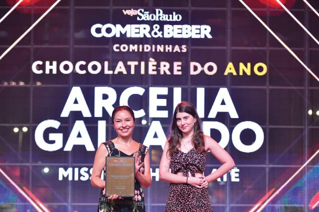 Arcelia Gallardo, a chocolatière do ano, da Mission, com a repórter Larissa Zapata Arcelia Gallardo, a chocolatière do ano, da Mission, com a repórter Larissa Zapata