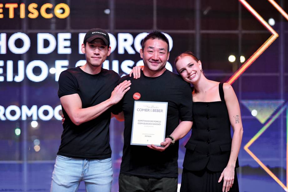 Fábio Moon e Fernando Kuroda, do KuroMoon, com Isabella Scherer Fábio Moon e Fernando Kuroda, do KuroMoon, com Isabella Scherer