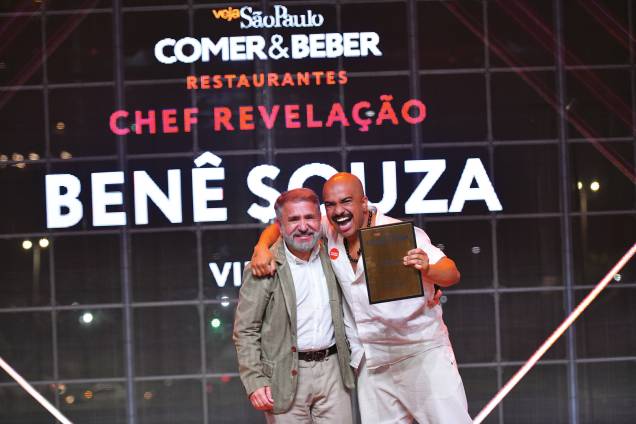Antonio Sobrinho, diretor comercial da Friboi Food Solutions, e o chef revelação Benê Souza Antonio Sobrinho, diretor comercial da Friboi Food Solutions, e o chef revelação Benê Souza