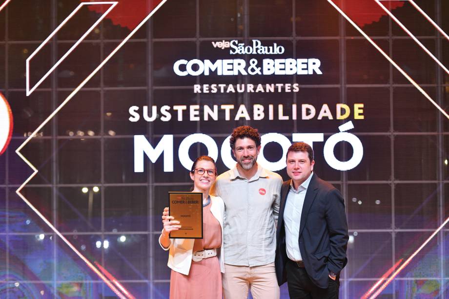 Adriana Salay e Rodrigo Oliveira, do ganhador de sustentabilidade, Mocotó, com Gustavo Colussi, da Tramontina Adriana Salay e Rodrigo Oliveira, do ganhador de sustentabilidade, Mocotó, com Gustavo Colussi, da Tramontina