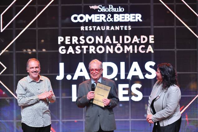 Arnaldo Lorençato com a personalidade gastronômica J.A. Dias Lopes e Alice Granato Arnaldo Lorençato com a personalidade gastronômica J.A. Dias Lopes e Alice Granato