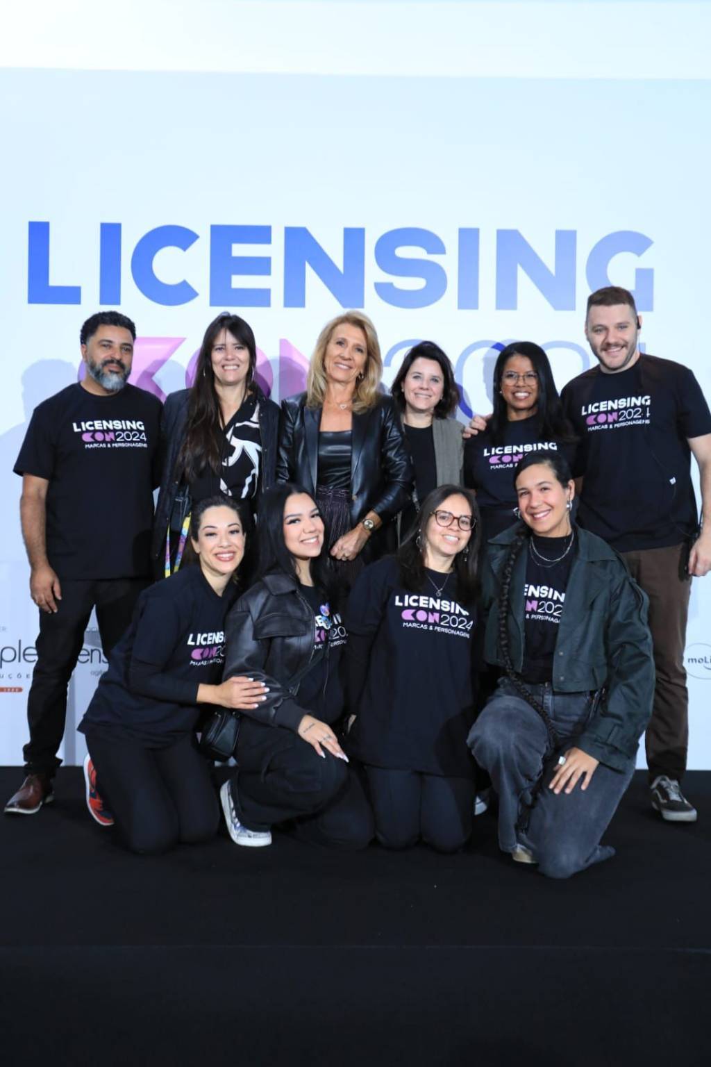 FOTO 5 – Divulgação Marici Ferreira, ao centro, com sua equipe da EP Grupo