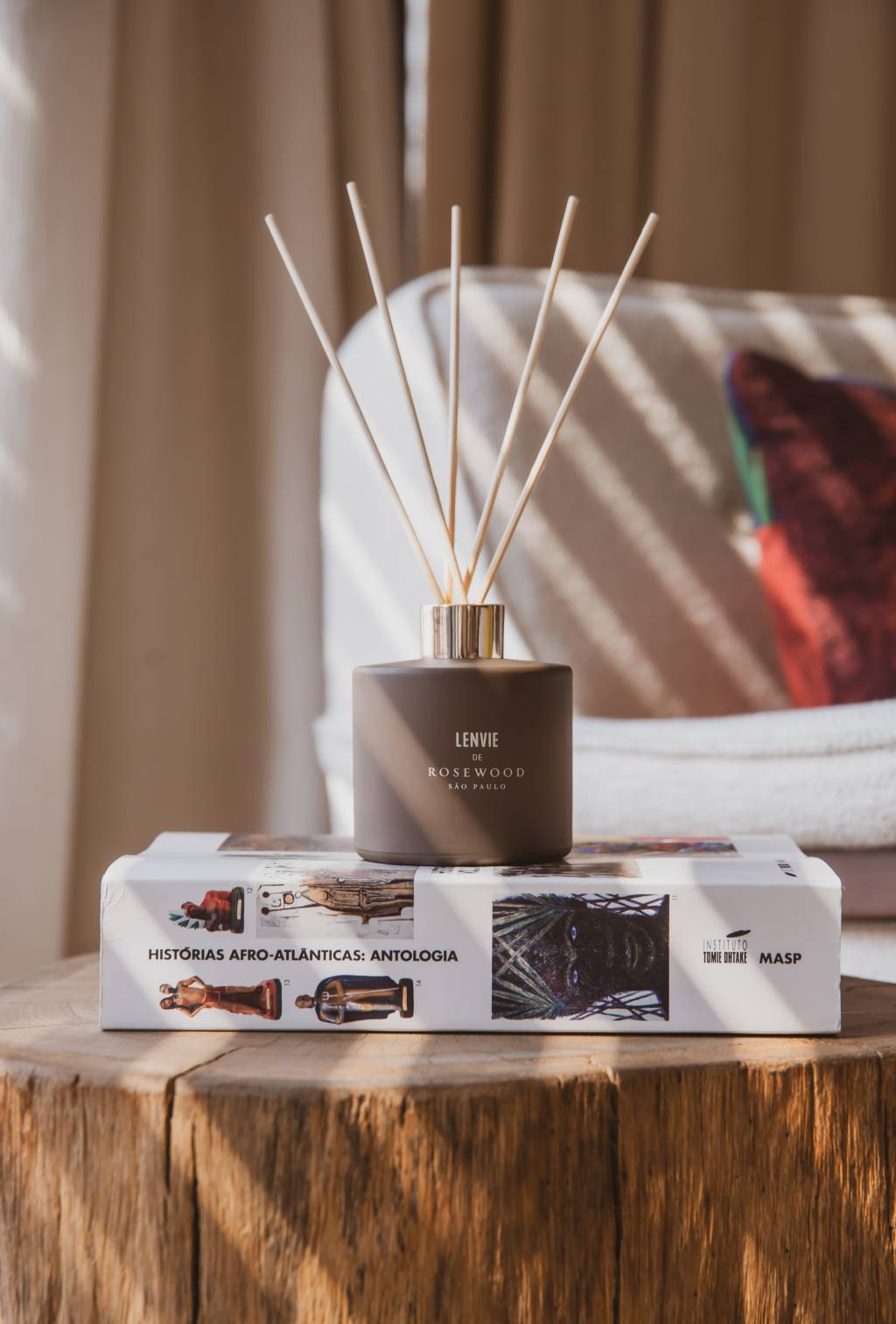 Floresta-Noturna-L-envie-Rosewood-SP–13 Aromatizador em mesa de madeira
