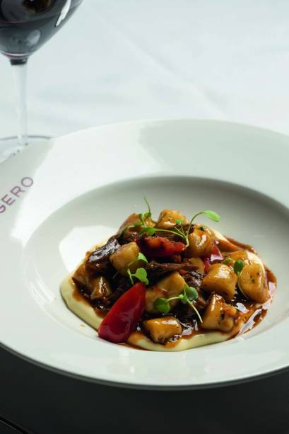 Nhoque de batata ao ragu de cordeiro: massa delicada sobre creme de queijo pecorino Nhoque de batata ao ragu de cordeiro: massa delicada sobre creme de queijo pecorino