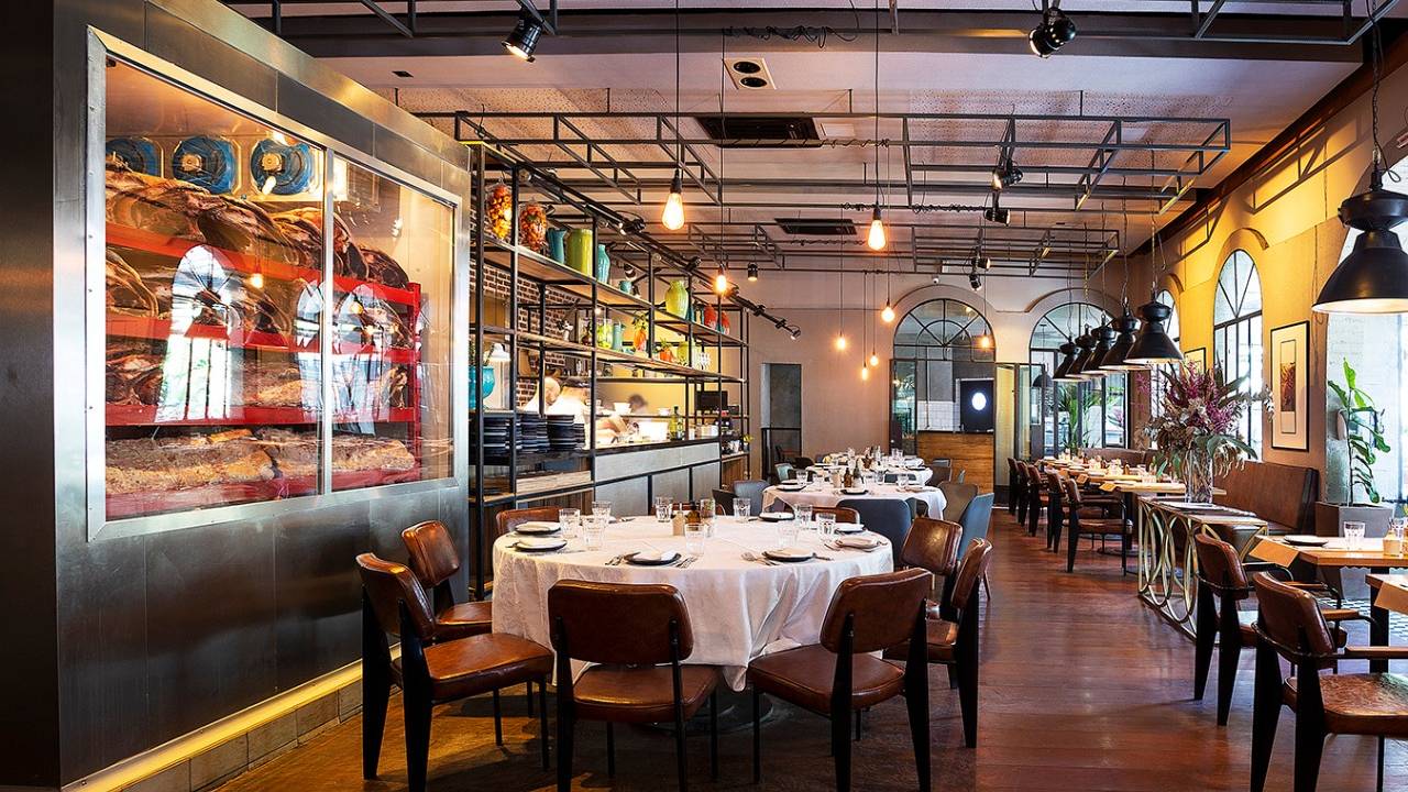 Salão do restaurante com mesas e cadeiras
