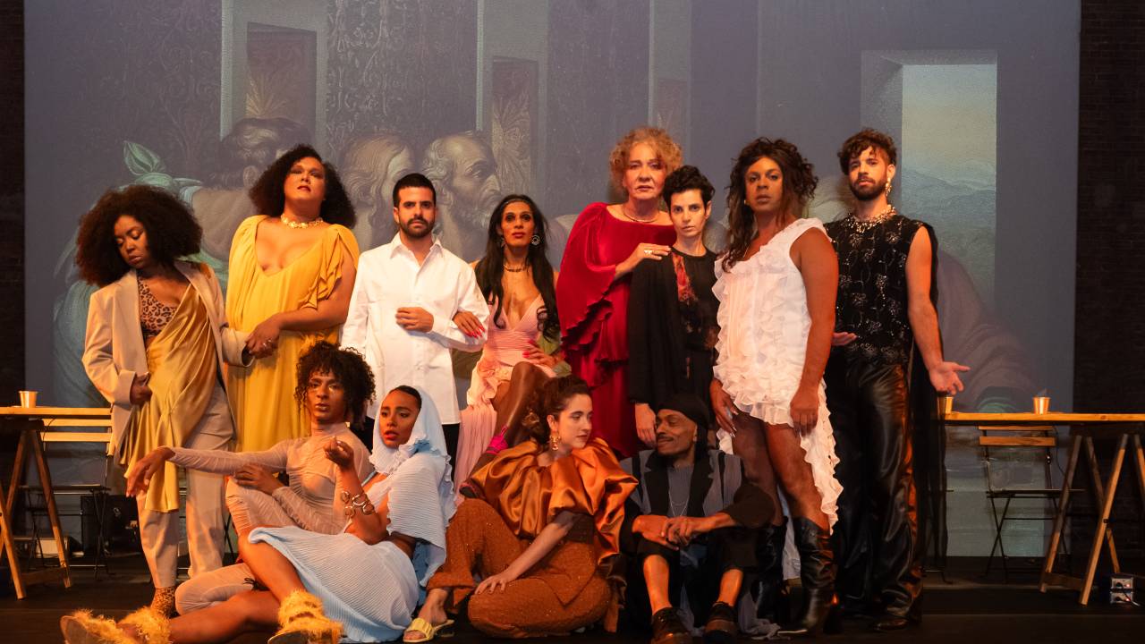 Grupo em palco de teatro