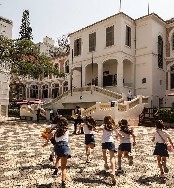 Alunas no recreio do Dante Alighieri: estrutura de excelência