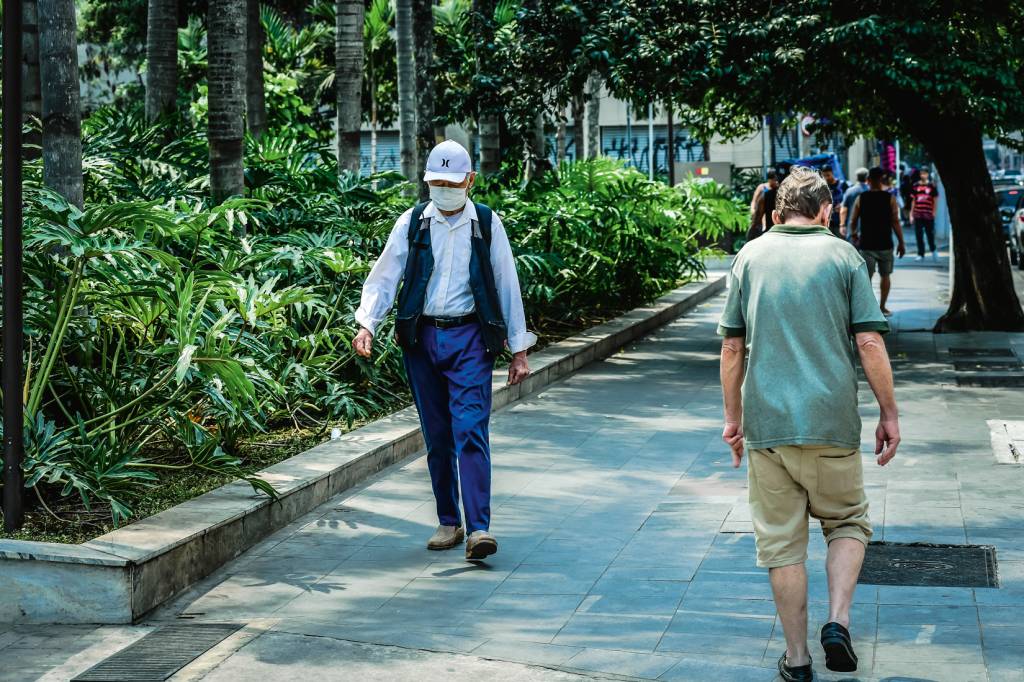 Máscara Homem usando máscara na Zona Oeste: proteção contra partículas de poeira