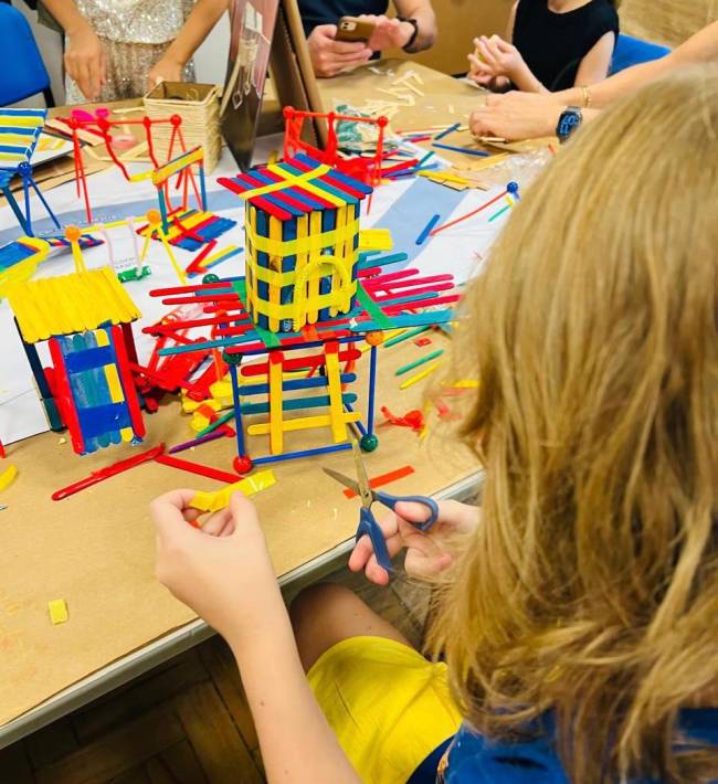 Atividade na Escola Concept praça-ganha-playground-público