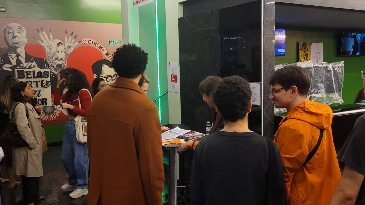 Fila para a retirada do ingresso na entrada do Reag Belas Artes