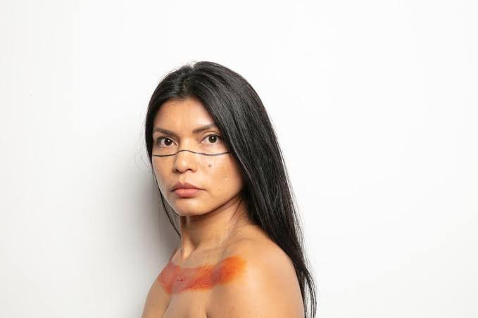 Zahy Tentehar apresenta solo teatral em Santos