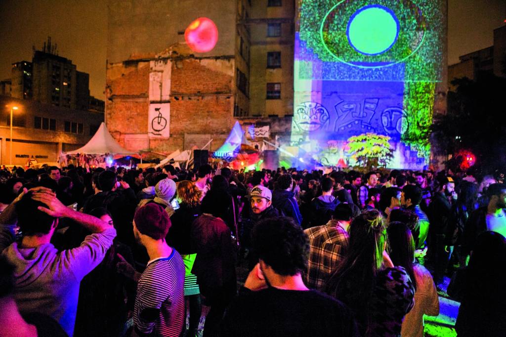 Admirável Mundo Nova Luz Crédito Marcelo Paixão-Reprodução Multidão em festa aberta com luzes ao fundo
